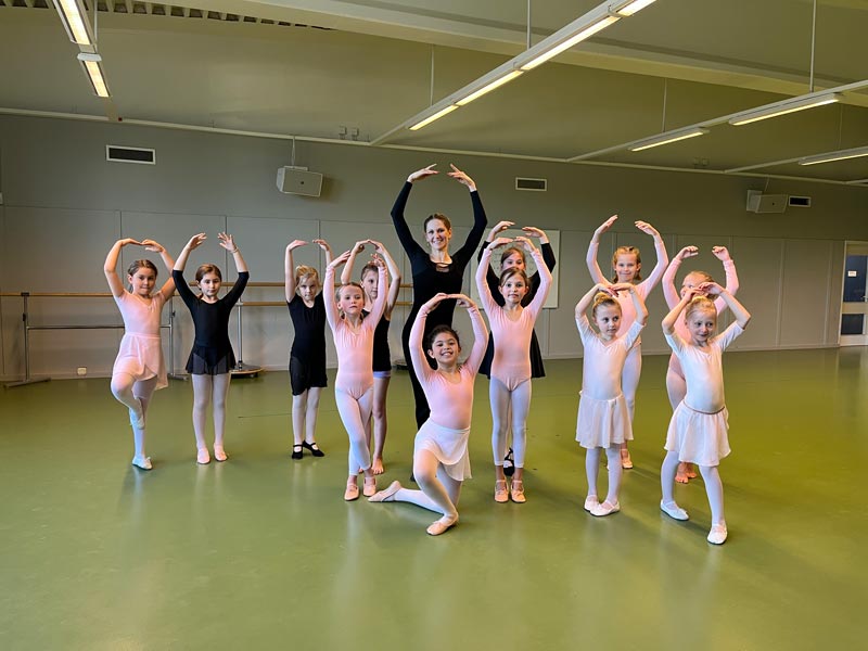 En grupp dansar balett