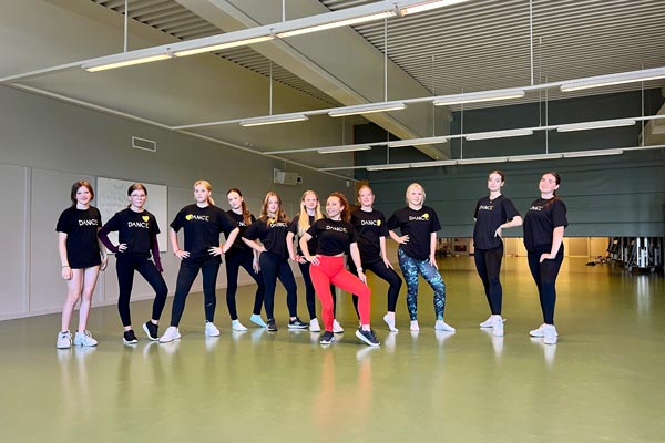 En gruppbild på dansare i tonåren