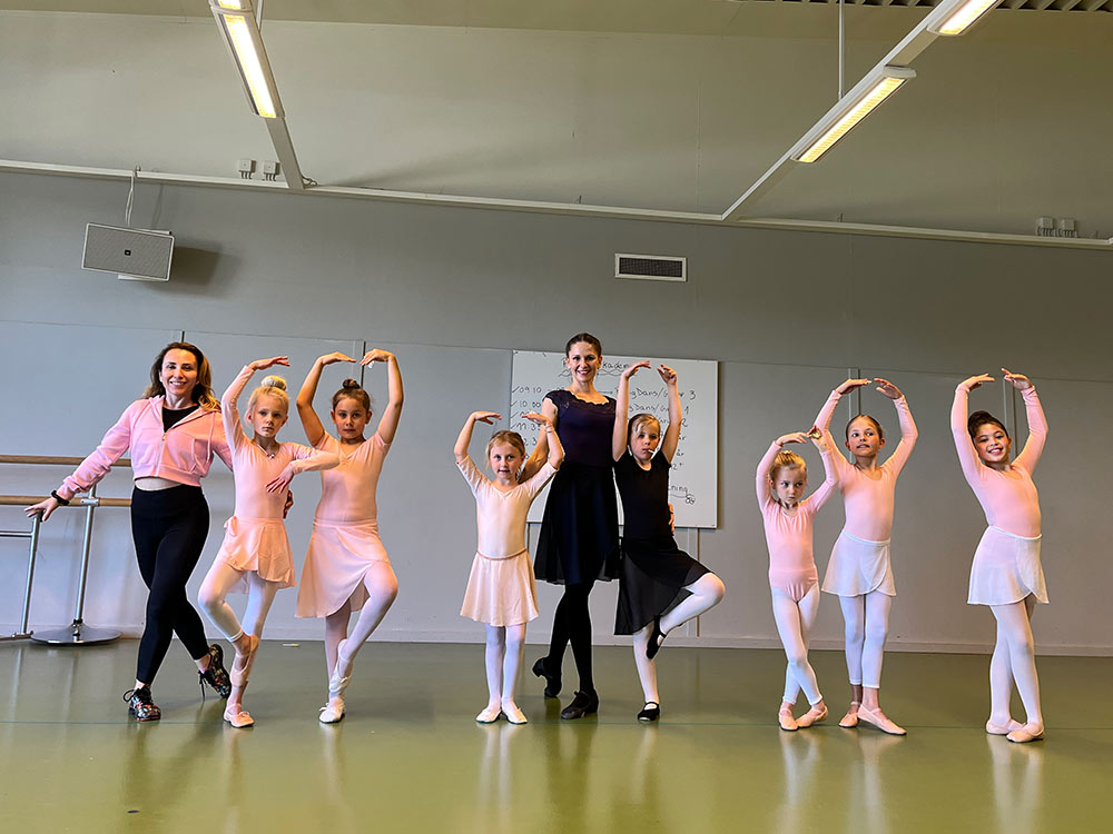 Barn på avslutning för balettkurs med sina lärare
