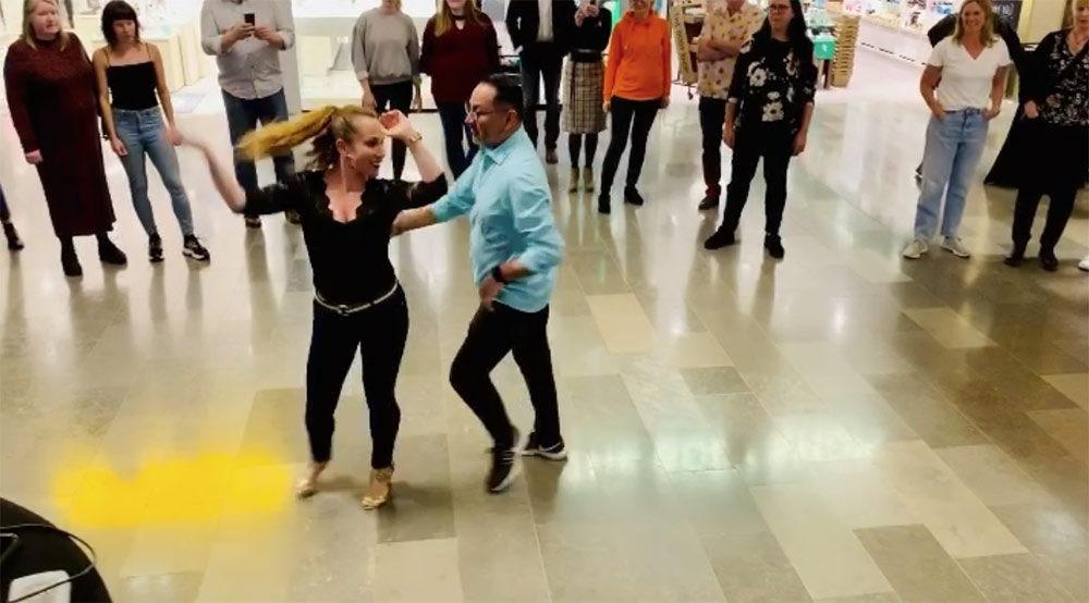 Salsaklass i ett köpcenter.
