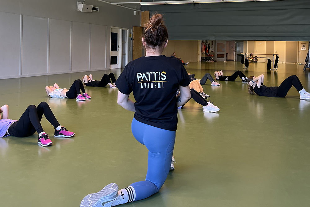 Kvinna vänd bortåt i dance t-shirt